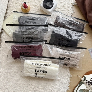 Détail de jambières en tricot torsadé en sept couleurs avec emballage individuel zippé