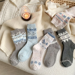 Dicke Wollsocken mit Schneemann- und Schneeflockenmuster für den Winter im Detail