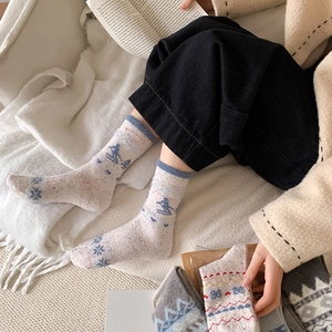 Gemütliche Wollsocken für den Winter mit Schneeflockenmuster in blauen und grauen Tönen