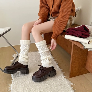 Jambières d'hiver en grosse maille blanche avec motif torsadé et chaussures à semelles épaisses
