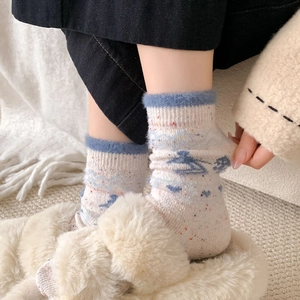 Dicke Wollsocken für Damen mit winterlichem Strickmuster und warmen blauen Plüschbündchen