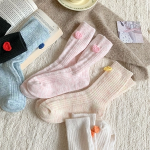 Chaussettes en laine pastel avec détails de cœurs en crochet 3D et décor chaleureux