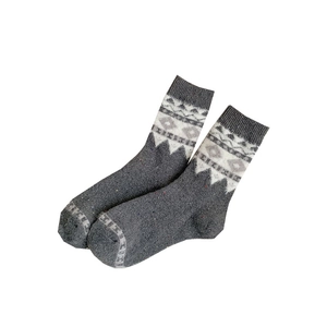 Dicke Wollsocken in Dunkelgrau mit Fair-Isle-Muster für winterliche Wärme und Komfort