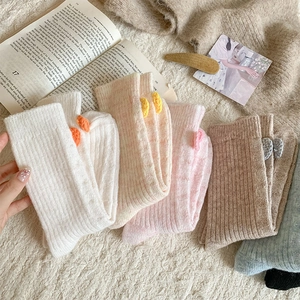 Détails de chaussettes en laine à côtes avec de jolis ornements de cœurs en crochet