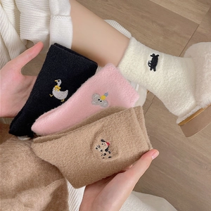 Détail de chaussettes d'hiver chaudes avec broderie mignonne en quatre couleurs