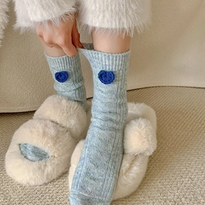 Chaussettes épaisses en laine pour femmes bleu clair avec motif coeur et tricot torsadé
