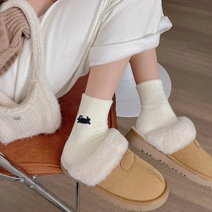 Chaussons mules en daim camel avec doublure en peau de mouton blanche et semelle épaisse