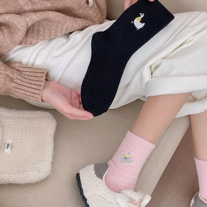 Détail de chaussettes d'hiver chaudes avec broderie mignonne et maille épaisse douce
