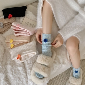 Chaussettes d'hiver en laine avec cœurs en crochet 3D et texture côtelée pastel