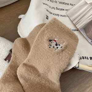 Détail de chaussettes en peluche chaude avec broderie chiot et tricot épais d'hiver