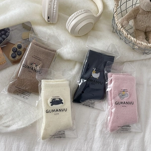 Quatre paires de chaussettes épaisses avec broderies animales en marron, beige et rose