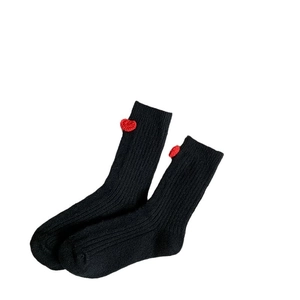 Chaussettes épaisses en laine noire pour femmes avec cœur rouge crocheté et maille côtelée