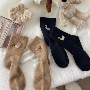 Détails de chaussettes thermiques épaisses avec broderie de canard et chien mignons