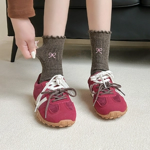 Brown wool socks with pink bow embroidery and ruffled cuffs for winter warmth