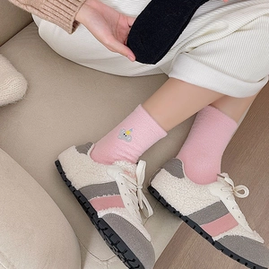 Chaussettes en polaire à broderie cartoon et baskets en peluche pour l'hiver au chaud