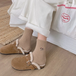Mules en daim marron avec doublure en fausse fourrure et chaussettes brodées