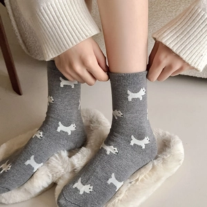 Gray cashmere blend socks with white puppy jacquard pattern and ribbed cuffs