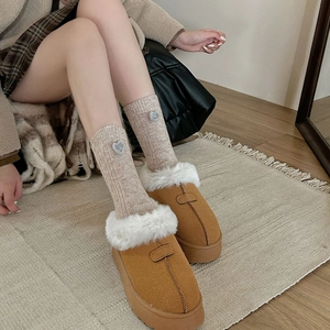 Chaussettes en laine beige avec cœur gris et pantoufles en peluche couleur camel
