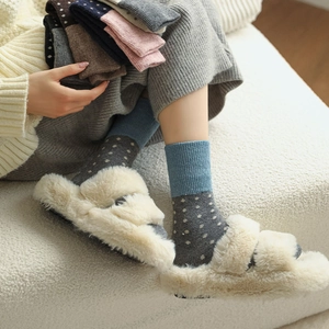 Ambiance cosy avec chaussettes en laine à pois vintage en diverses couleurs chaleureuses