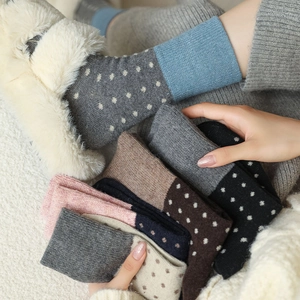 Gros plan détaillé sur la texture en laine épaisse et les motifs tricotés à pois colorés