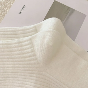 Makrodetail weißer Ripp-Overknee-Socken mit weicher Strickstruktur und hoher Elastizität