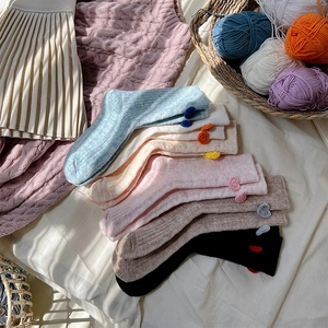 Détails de chaussettes en laine avec cœurs crochetés à la main et texture côtelée