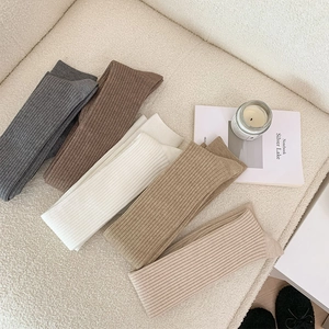 Überknie-Socken mit vertikalem Rippenmuster in fünf Morandi-Farben auf Fleece