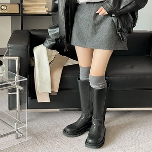Detail der gerippten Overknee-Strümpfe in Grau, Weiß und Beige für die Wintermode