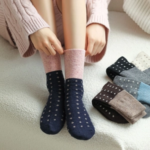 Détail de chaussettes en laine chaudes à pois vintage avec bords-côtes contrastés
