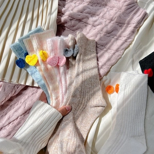 Texture détaillée de chaussettes en laine à côtes épaisses avec petits cœurs tricotés