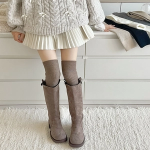 Detailansicht von Damen Overknee-Socken kombiniert mit braunen Stiefeln aus Wildleder