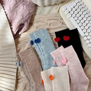 Détails de chaussettes en laine épaisses avec petit cœur en crochet et texture tricotée