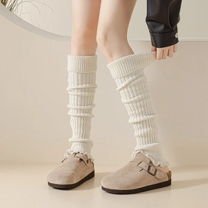 Scaldamuscoli a coste color crema con volant e zoccoli in pelle scamosciata beige chic