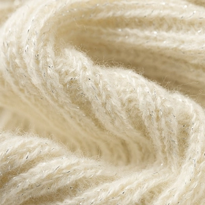 Macro di tessuto a maglia crema con filo d'argento metallizzato e trama a onde