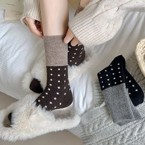Chaussettes vintage en laine à pois pour femmes en marron et noir, texture hivernale