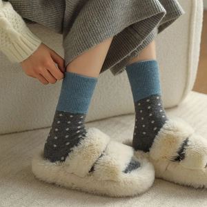 Chaussettes en laine à pois avec chaussons en peluche blancs pour le confort maison