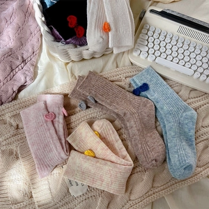 Détails de la maille des chaussettes en laine avec motif cœur au crochet et texture douce
