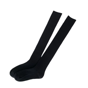 Dicke schwarze Overknee-Socken mit Rippenstrickmuster für Wärme im Herbst und Winter