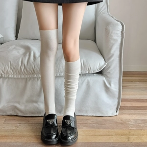 Vue détaillée de chaussettes hautes blanches tricotées avec des mocassins à plateforme