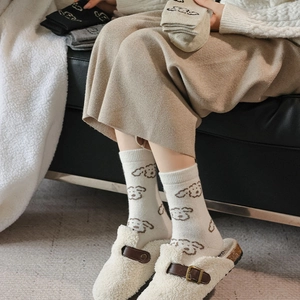 Calze di lana da donna con motivo a cane e pantofole di peluche per un look accogliente