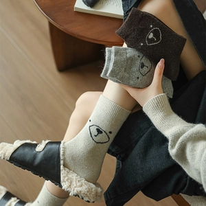 Détail de chaussettes en laine à motif d'ours avec texture en maille douce
