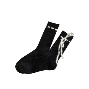 Japanische schwarze Rippstrick-Socken mit süßen weißen Plüschschleifen für Damen