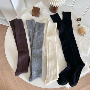 Texture en maille côtelée verticale et revers élastiques sur chaussettes hautes en cachemire