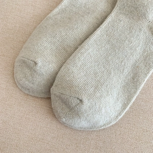 Gros plan de chaussettes en laine épaisses avec texture verticale et couture aux orteils