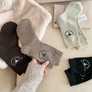 Détails de chaussettes chaudes en laine avec broderie ours mignonne en tons naturels