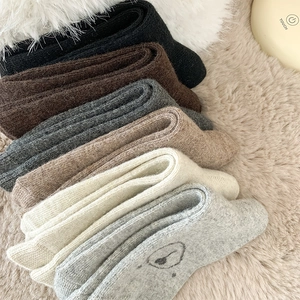 Détail de chaussettes épaisses en laine en 6 couleurs avec broderie d'ours mignonne