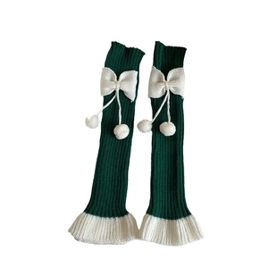 Jambières Lolita vert foncé avec des nœuds blancs et des pompons doux décoratifs