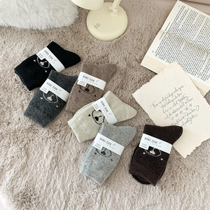 Gros plan de 6 paires de chaussettes en laine épaisses avec broderie ours sur peluche