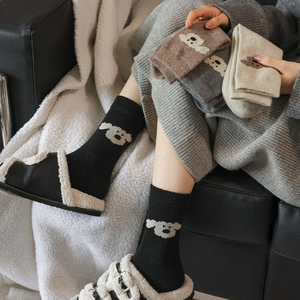 Détail du motif chien brodé sur chaussettes en laine tricotées épaisses pour femmes
