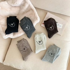 Détail de chaussettes en laine épaisses avec motifs d'ours en six coloris automnaux